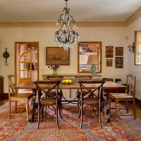Geoeli House فيلة